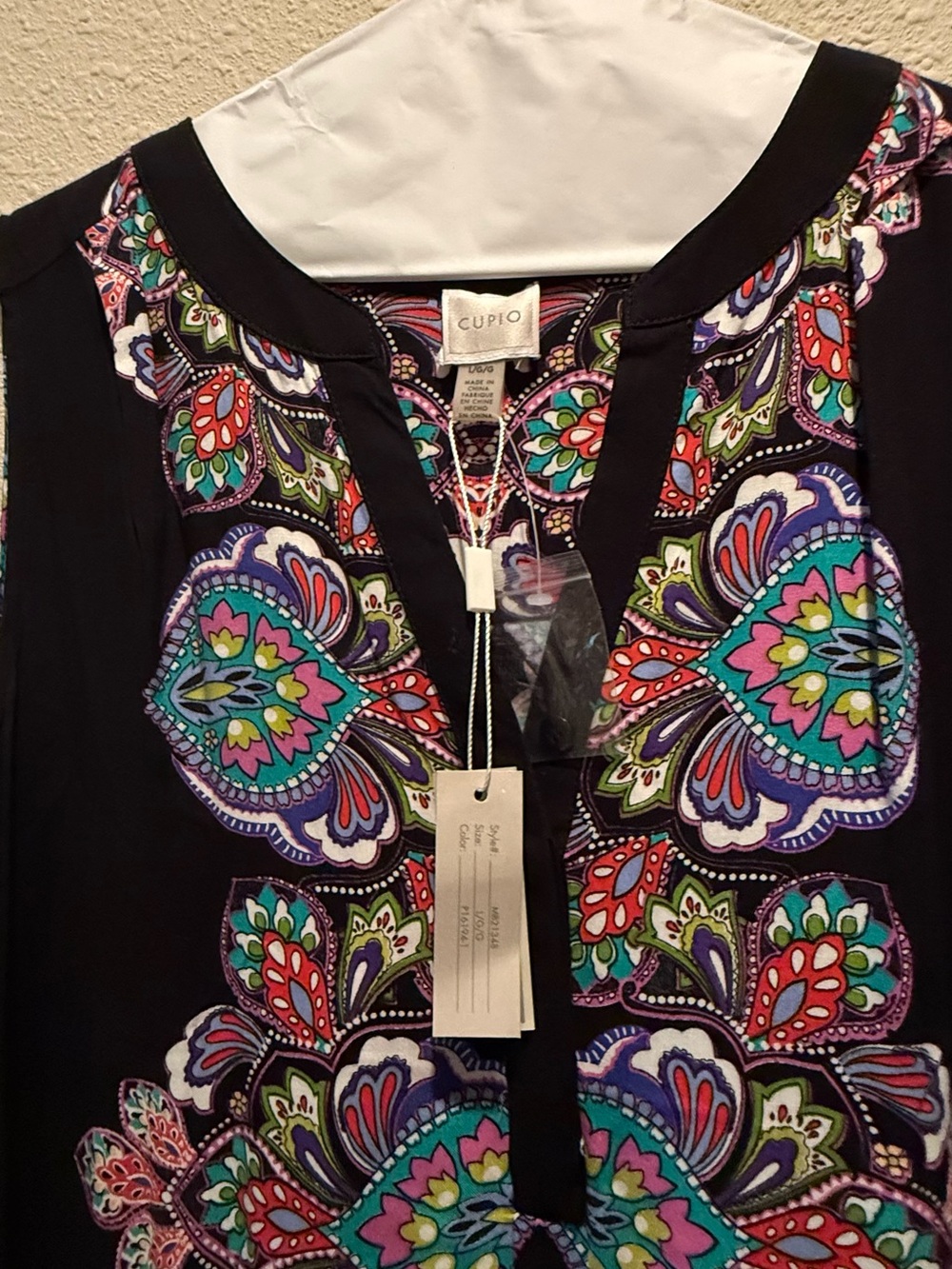 Cupio Black Sleeveless Tunic with Colorful Floral Medallion Panel - Picture 3 of 4